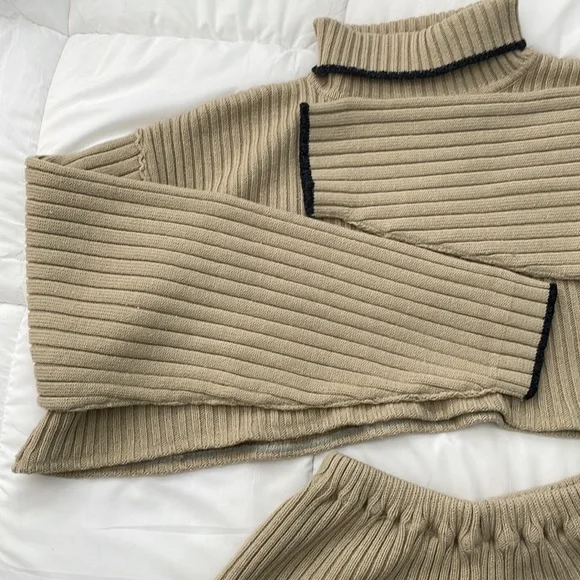 TRADED Firebird Reconstructed Cropped Wool Knit Turtleneck/ Shorts set - Picture 4 of 11